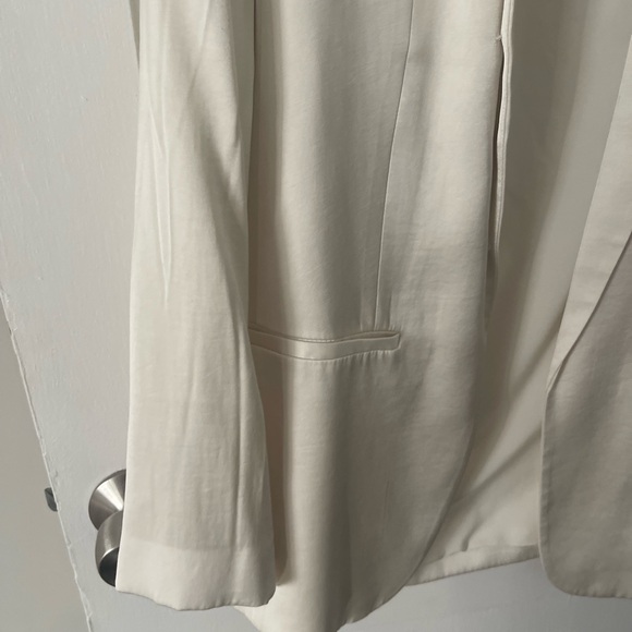 Express Women's Ivory Blazer - Picture 3 of 6